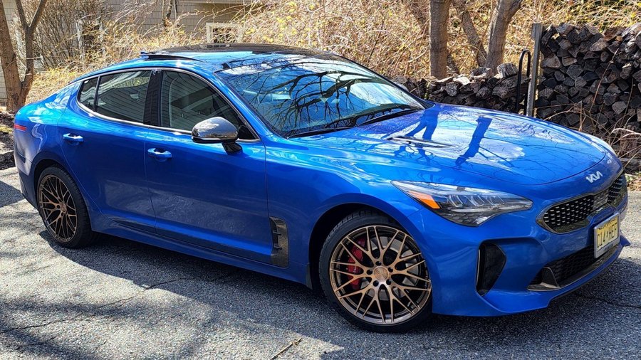 2022 Kia Stinger GT1 with VS Forged VS10 wheels in 19x8.5 32mm offset on 225/40/19 tires