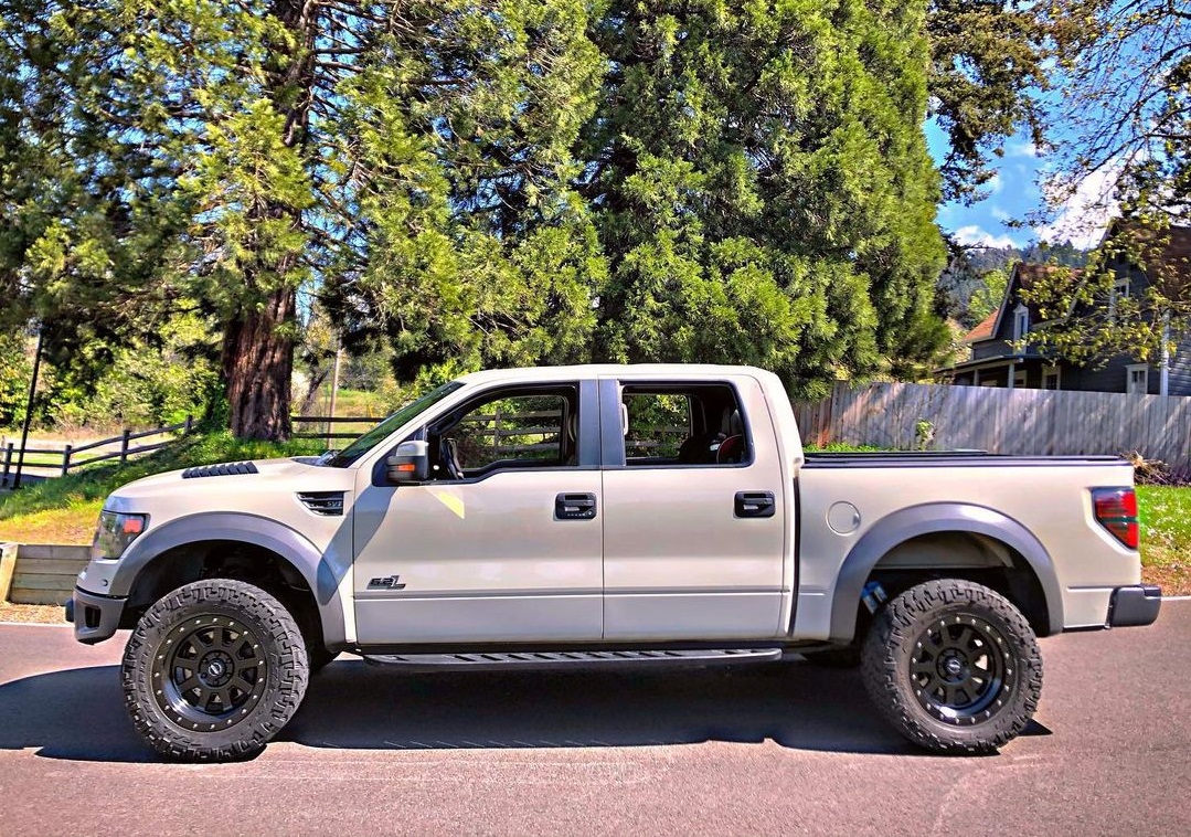 SVT Raptor on 35-inch tires
