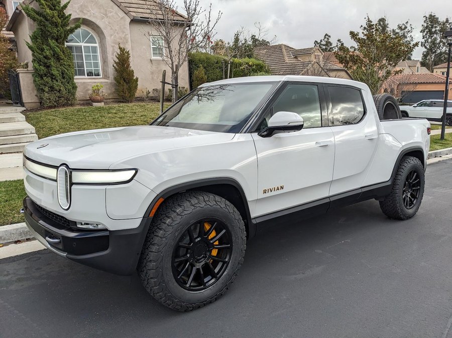 Rivian R1T on 35s