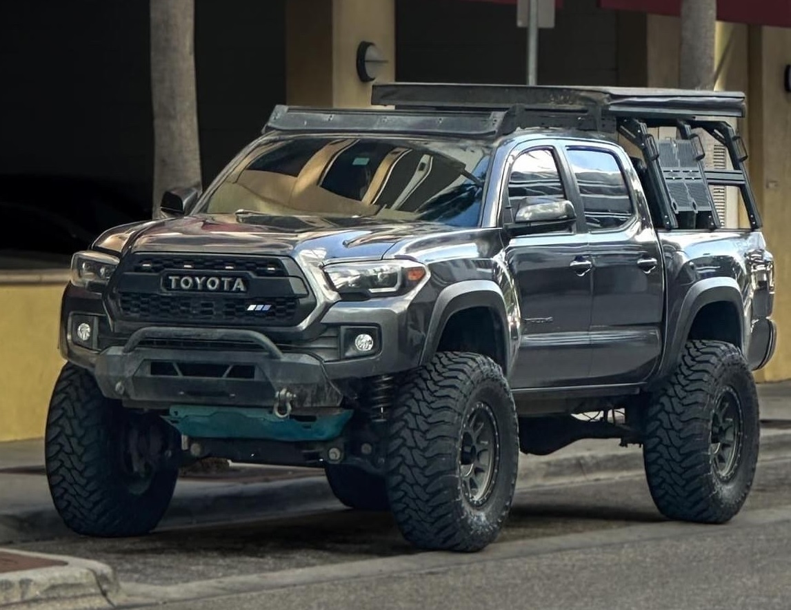lifted toyota tacoma on 35s